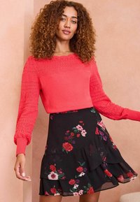 Love & Roses REGULAR FIT - TIERED RUFFLE - Ovito krilo - black floral