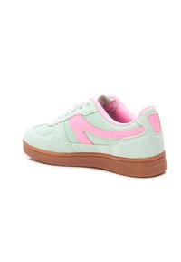 Zapato de ante color verde menta con acentos rosas, diseño de cordones y una suela de goma color marrón. Estilo bajo con un detalle de textura suave.