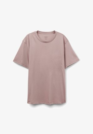 Lichtroze katoenen t-shirt met korte mouwen, ronde hals en een enkele opgestikte zak aan de linkerkant. Eenvoudig, effen ontwerp.