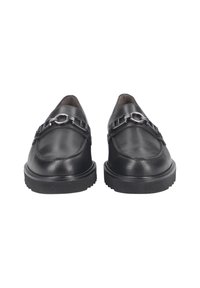 Schwarze Lederloafer mit runder Zehenpartie, ausgestattet mit einem silbernen Kettenakzent und einer dicken Gummisohle für Halt und Langlebigkeit.