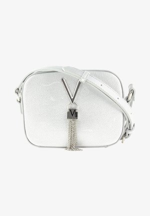 Bolso de mano de cuero texturizado plateado con forma rectangular. Presenta un logo metálico en forma de "V", un tassel de cadena y una correa ajustable.