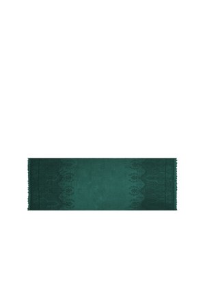 Tapis rectangulaire vert avec des motifs floraux subtils et des bords à franges sur fond blanc.