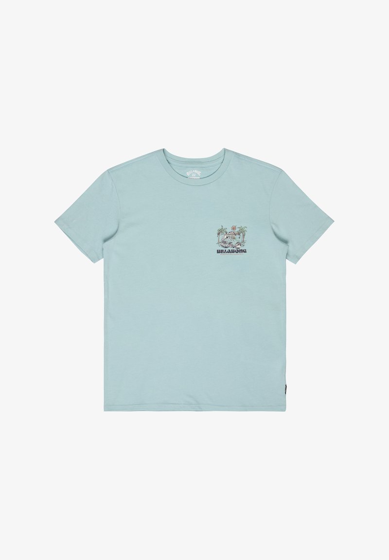 Jasnoniebieska koszulka z krótkim rękawem z małą grafiką palmy i słońca oraz napisem „Billabong” na lewej piersi.