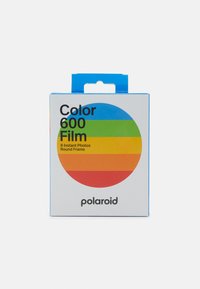 L'emballage du film Polaroid Color 600 présente une boîte blanche avec un design circulaire coloré, des accents bleus et du texte noir. Contient 8 photos instantanées.