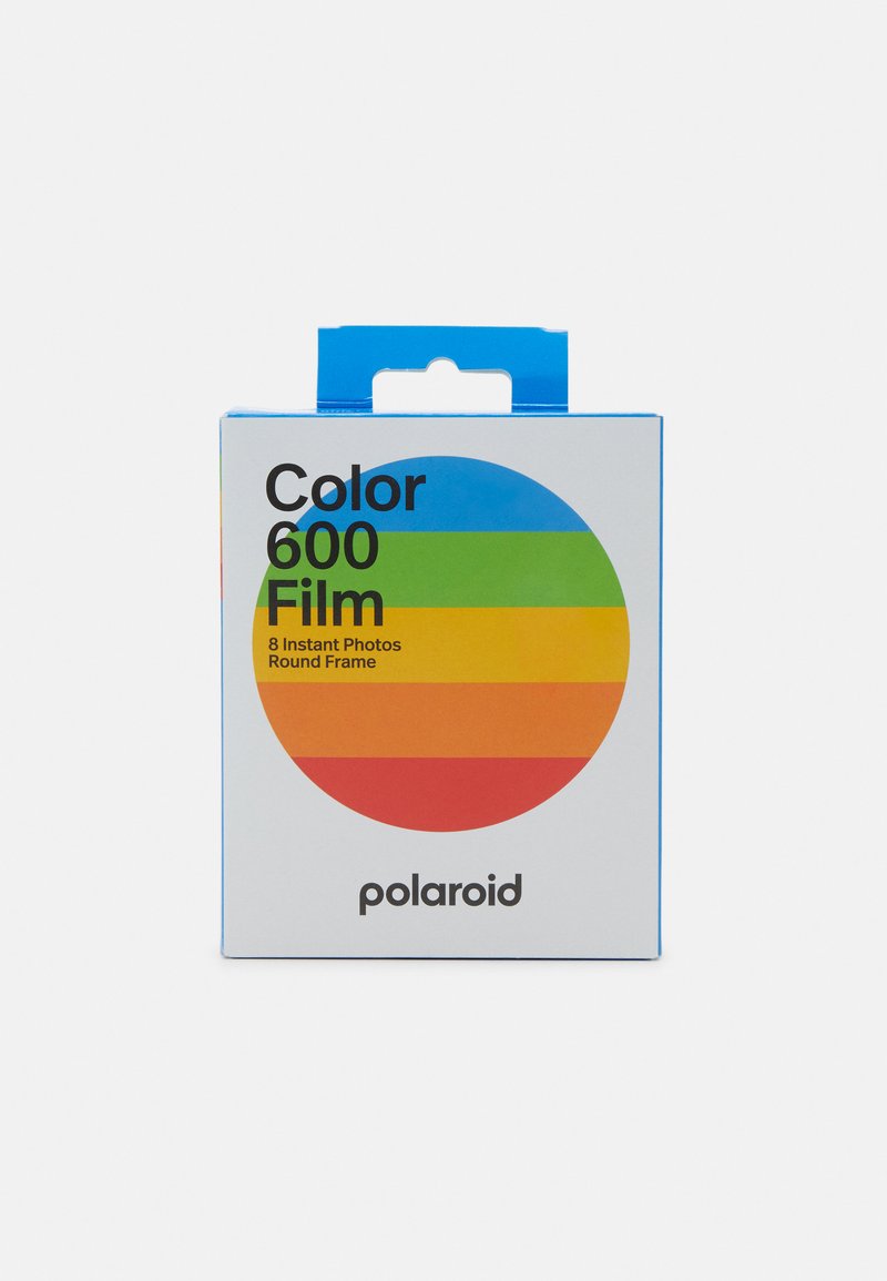 L'emballage du film Polaroid Color 600 présente une boîte blanche avec un design circulaire coloré, des accents bleus et du texte noir. Contient 8 photos instantanées.