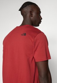 The North Face M SS SIMPLE DOME TEE - Bluză sport - iron red
