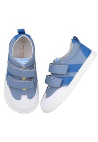 Zapatillas azules con correas de velcro, que presentan una mezcla de cuero texturizado y materiales de lienzo, una suela de goma blanca y acentos azules en contraste.