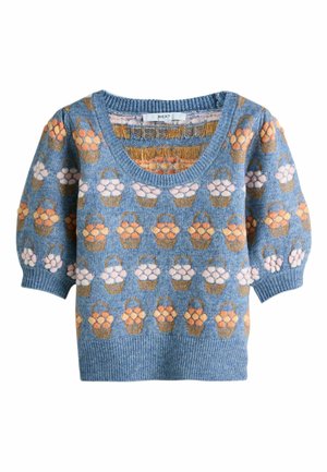 Gestrickter blauer Pullover mit einem Blumenkorb-Muster in Orange, Rosa und Weiß. Kurze Puffärmel und ein weiter Ausschnitt.