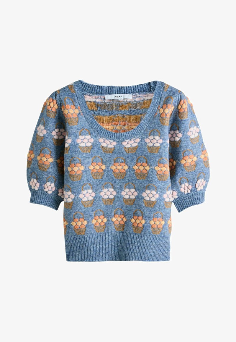 Gestrickter blauer Pullover mit einem Blumenkorb-Muster in Orange, Rosa und Weiß. Kurze Puffärmel und ein weiter Ausschnitt.