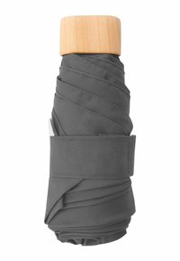 Grijze paraplu met een houten handvat, voorzien van een geweven stoffen hoes, netjes opgevouwen voor compacte opslag.