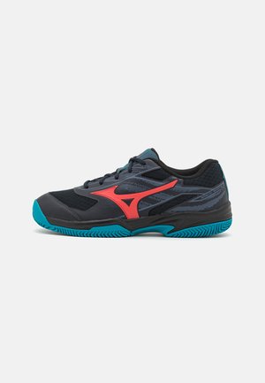 Zapatilla deportiva negra con parte superior de malla, suela turquesa, acentos en coral y un diseño aerodinámico para un rendimiento en actividades deportivas.
