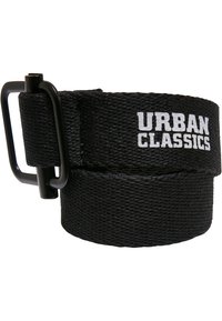 Čierny tkaný opasok s obdĺžnikovou čiernou kovovou sponou. Na opasku je biele písmo 'URBAN CLASSICS'.