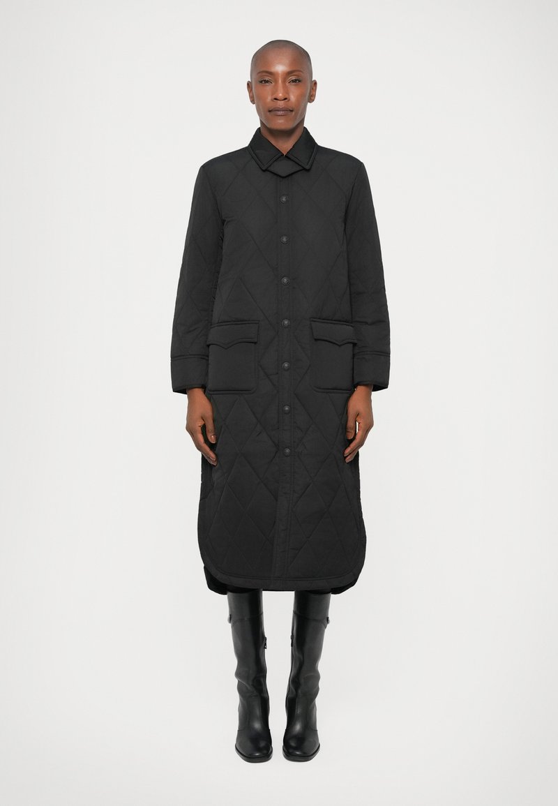 Schwarze gesteppte lange Jacke mit Kragen, vorderem Knopfverschluss und zwei großen Taschen. Hat eine gerade Silhouette und einen strukturierten Stoff.