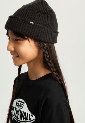 Zwarte gebreide beanie met een ribbeltextuur en een logo label. Gekocht met een zwart T-shirt met witte tekst en een grafisch ontwerp. Twee gevlochten haarstrengen.