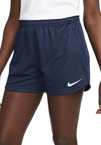 Marineblaue Sportshorts aus einem leichten Stoff, mit einem elastischen Bund und seitlichen Taschen. Mit einem weißen Nike-Logo auf der linken Seite.