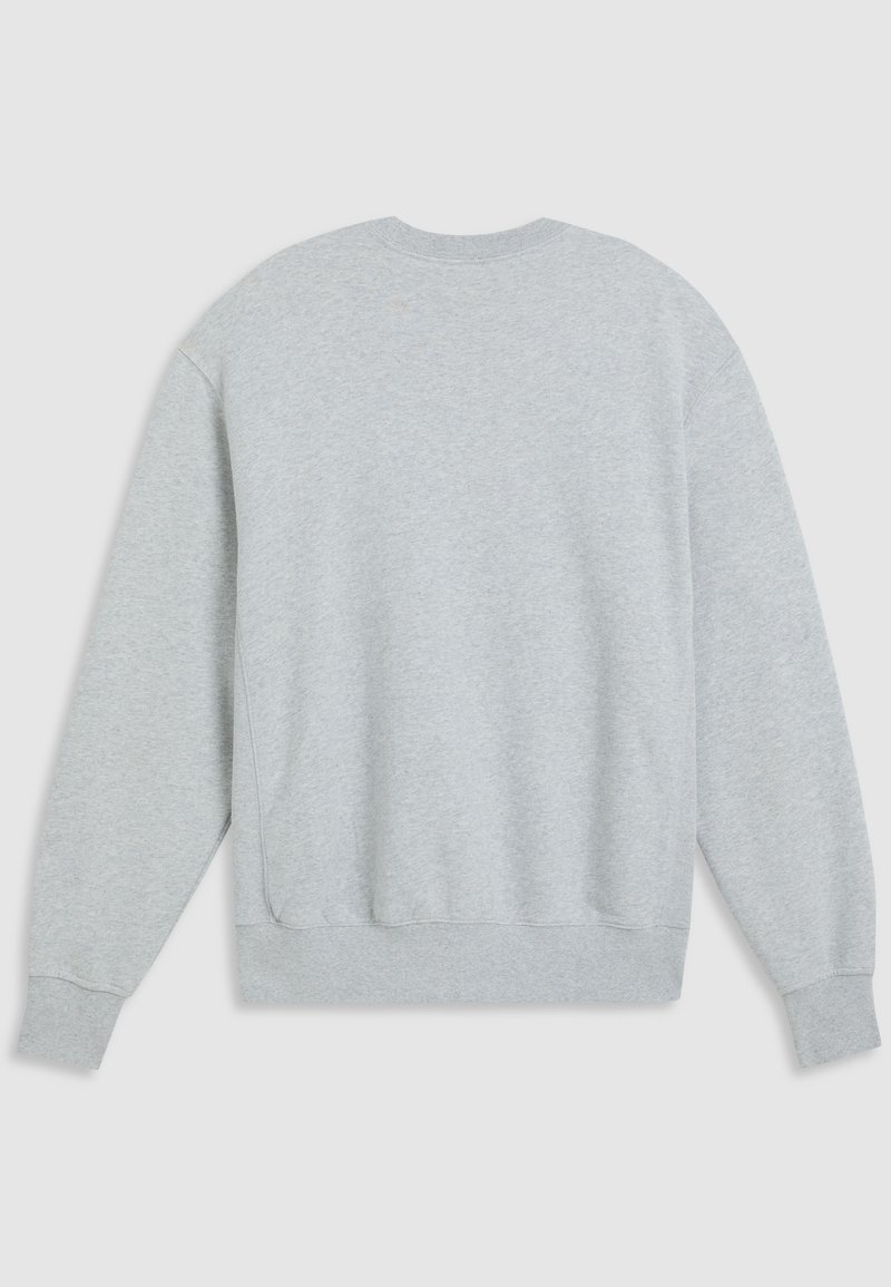 Felpa grigia chiara con scollatura a girocollo, maniche lunghe e polsini a costine. La vista sul retro mostra un tessuto liscio e testurizzato senza dettagli grafici.