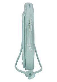 Pochette in tessuto verde menta con superficie testurizzata, chiusura con zip e tracolla regolabile. Presenta un dettaglio a nodo sulla tracolla per il fissaggio.