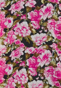 Tessuto nero coperto da grandi fiori rosa dai colori vivaci con fogliame verde. Superficie texturizzata con dettagli visibili nei petali e nelle foglie.