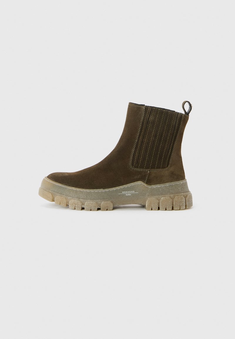 Braune Wildleder-Ankle-Boots mit gerippten Details, einer Zuglasche und einer klobigen, strukturierten Gummisohle. Mit einem weißen Logo an der Seite.