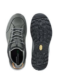 Graue Wanderschuhe mit Obermaterial aus Leder und Textil, ausgestattet mit grauen Schnürsenkeln, einer strukturierten schwarzen Gummisohle und einem goldenen Logo auf der Laufsohle.