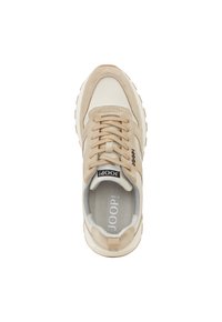 Scarpa sportiva beige con tomaia in suede e tela, suola in gomma, chiusura con lacci e logo sulla linguetta. Presenta un colletto imbottito e dettagli testurizzati.