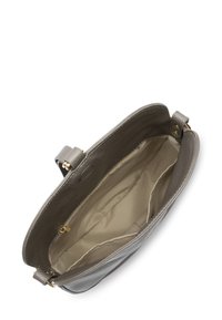 Borsa a tracolla in pelle grigia con una finitura liscia, dotata di un interno foderato e una tasca con zip. Include una chiusura a patta e dettagli in metallo dorato.