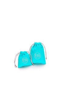 Două pungi cu șnur din material turcoaz, una mai mare și una mai mică, cu un logo alb circular pe care este inscripționat textul "Elli" și "WE JEWELS".