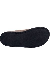 Scarpa slip-on in lana con tomaia marrone e suola in gomma nera. La suola presenta una finitura testurizzata per una migliore presa e durata.