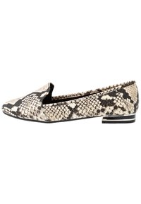 Mocassin pour femmes à talon bas avec un motif serpent noir et beige et un petit talon bloc rayé, vu de côté sur fond blanc.