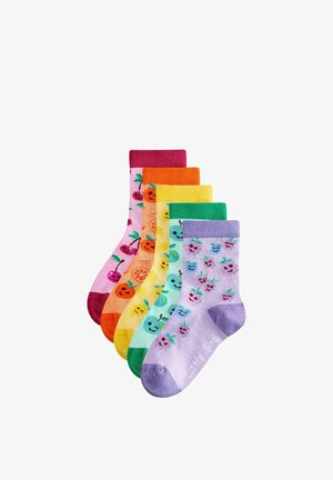 Fünf bunte Socken übereinander gestapelt, jede mit lachenden Obstmustern: lila Kirschen, grüne Äpfel, gelbe Zitronen, orange Orangen und pinke Kirschen.