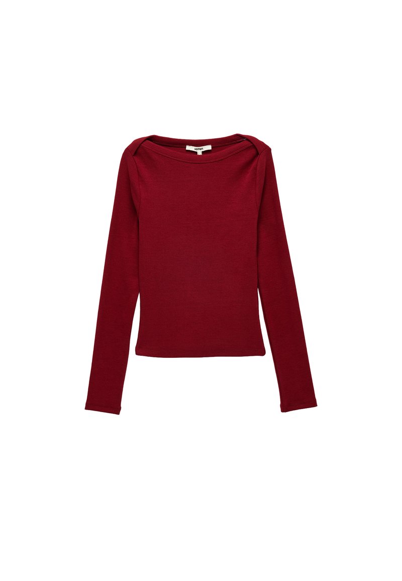 Langsleeve, getailleerd top gemaakt van ribstof in donkerrood. Heeft een brede bootnek en een gladde textuur. Geen zichtbare patronen of accenten.