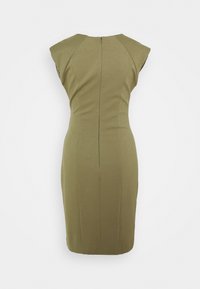 Olijfgroene aansluitende jurk met kapmouwen, gestructureerd ontwerp en een rits aan de achterzijde in het midden. Gladde textuur en een lengte tot de knie.