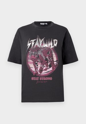 T-shirt nera in cotone con maniche corte. Presenta una grafica di leopardo rosa, design circolare e testo: "RIMANI SELVAGGIO" e "RIMANI FORTE per sempre."