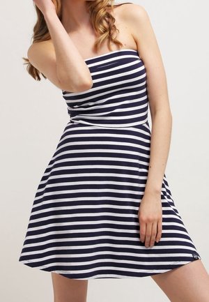 Marineblauw met wit gestreepte strapless jurk met een nauwsluitend lijfje en een uitlopende rok, gemaakt van zachte stof met een gladde textuur.