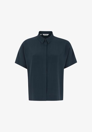 Marineblauwe blouse met korte mouwen, een klassieke kraag, knoopsluiting aan de voorkant en een gladde, lichtgewicht stof. Rechte zoom en ontspannen pasvorm.