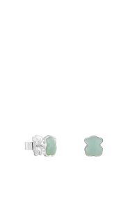 Orecchini a perno in argento a forma di orso, decorati con una pietra verde chiaro. Texture liscia con una finitura lucida e contorni sottili.