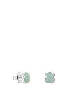 Pendientes de plata en forma de oso, adornados con una piedra de color verde claro. Textura suave con un acabado pulido y contornos sutiles.