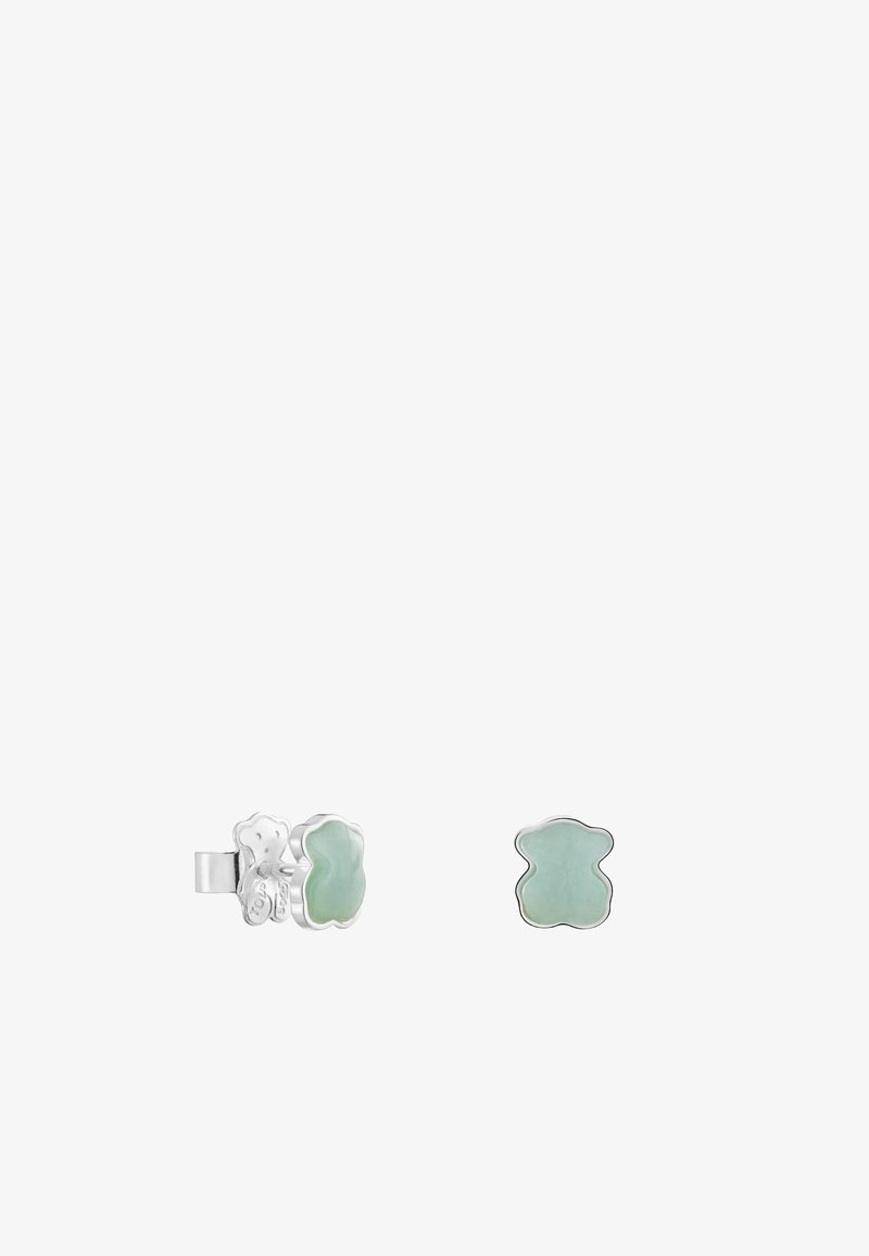 Boucles d'oreilles en argent en forme d'ours, ornées d'une pierre vert clair. Texture lisse avec une finition polie et des contours subtils.