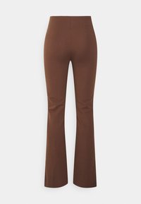 Bruna utsvängda byxor i mjukt, elastiskt material. Slät yta med hög midja och en ren, enkel design. Inga synliga detaljer eller mönster.