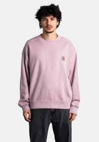 Felpa rosa con collo e polsini a costine, caratterizzata da una piccola toppa con logo sul petto e una vestibilità comoda, realizzata in morbido cotone misto.