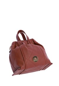 Bolso de mano de cuero rojo con un diseño acolchado, parte superior fruncida y doble asa corta. Presenta un acento de logo circular en la parte frontal.