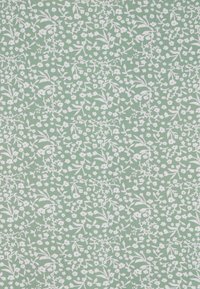 Groene stof met een herhaald wit bloempatroon van kleine bloemen en bladeren, wat een gedetailleerde, textuurrijke uitstraling creëert.