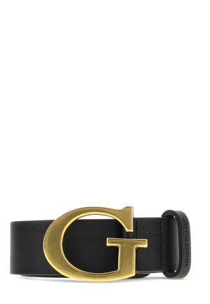 Cintura in pelle nera con grande fibbia dorata a forma di lettera G e passante nero con rilievo '"GUESS JEANS"' su sfondo bianco.