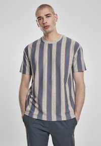 Urban Classics PRINTED OVERSIZED BOLD STRIPE TEE - Apdrukāts T-krekls - darkshadow