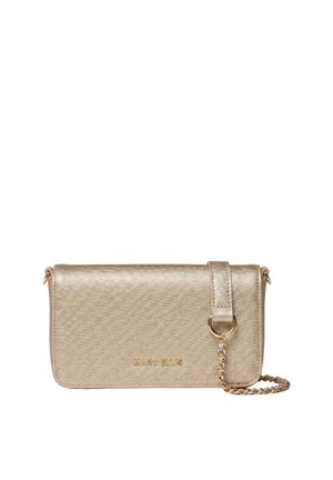 Borsa a tracolla metallizzata dorata con tracolla a catena e chiusura a patta, con il nome del marchio Marc Ellis inciso sul davanti.