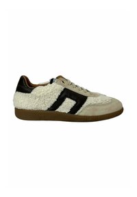 Zapatillas con un diseño de ante beige y pelaje de lana blanca esponjoso, que cuentan con un acento de cuero negro y una suela de goma color caramelo.