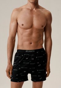 Czarne bokserki z wygodnym paskiem, z wzorem "Gaming" w kolorze zielonym i szarym, wykonane z miękkiego materiału.