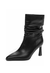 Čierna kožená členková obuv so zlo�ženým dizajnom, špicatou špičkou a 7,5 cm stiletto opätkom. Hladká textúra a minimalistický štýl.