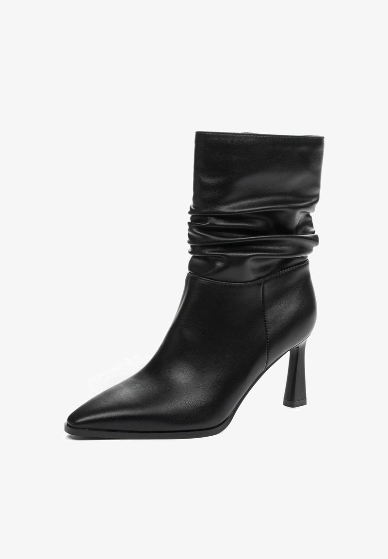 Juodaji odinė kulkšnies batus su susmukusiu dizainu, smailu pirštu ir 7,5 cm stileto kulnu. Sklandžios tekstūros ir minimalistinio stiliaus.