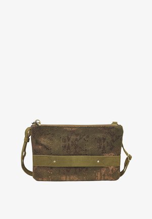Sac bandoulière marron texturé avec sangle ajustable, fermeture à glissière et bande horizontale en daim en guise d'accent sur le devant.